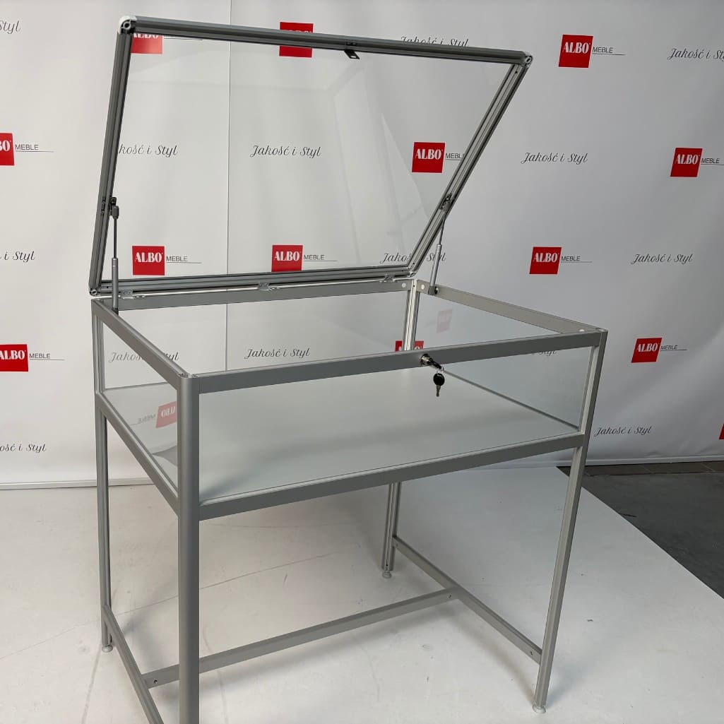 Gabloty stolikowe w standardowej ofercie – nowe gabloty ekspozycyjne