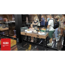 gablota-szklana-gablota-szklana-na-modele-gablota-na-medale-gabloty-ekspozycyjne-gablota-muzealnameble-ekspozycyjne-muzeum-bursztynu-gdansk